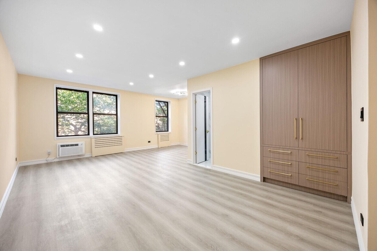 Foto principal - 100-25 Queens Blvd