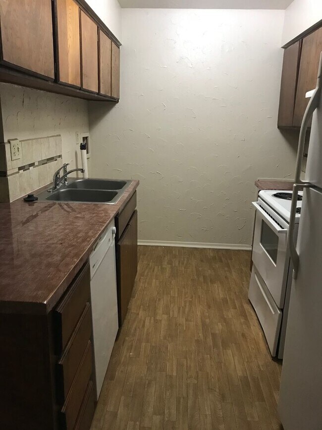 Building Photo - 2 bedroom apt