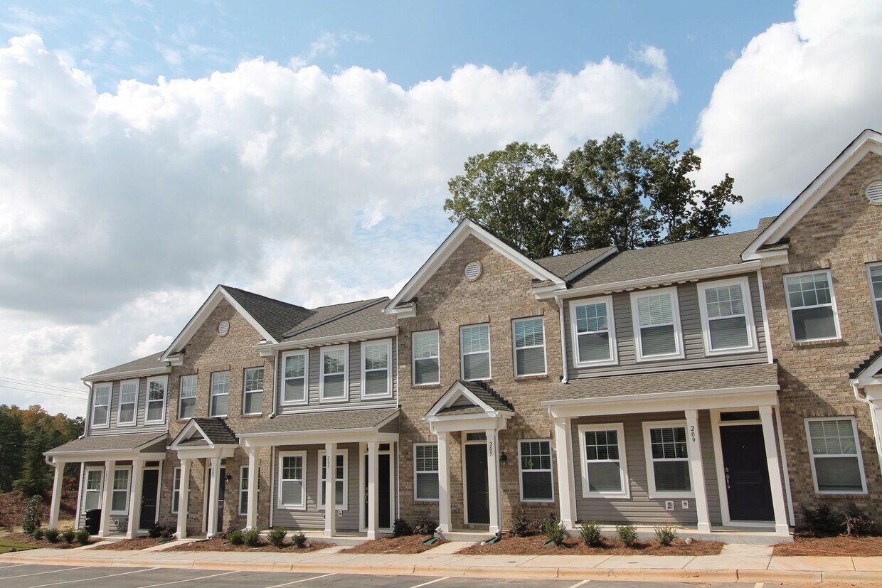 Primary Photo - BEAUTIFUL 2 Bedroom Townhome in Cox Mill D...
