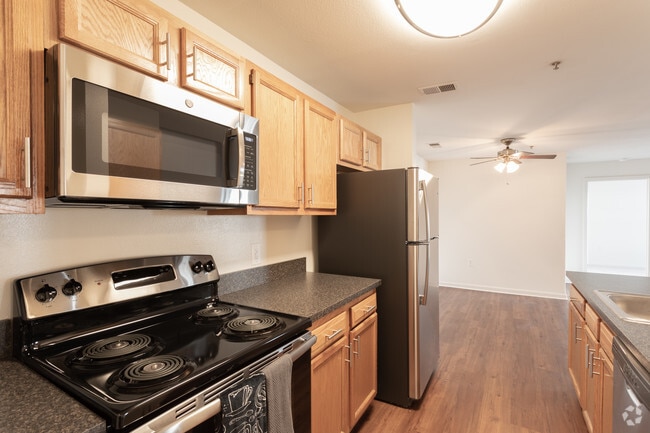 2BR, 2BA - 1,010 SF - Sanger Place