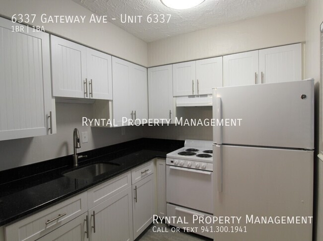 Building Photo - Lovely 1 Bedroom Condo Located in Gulf Gate!