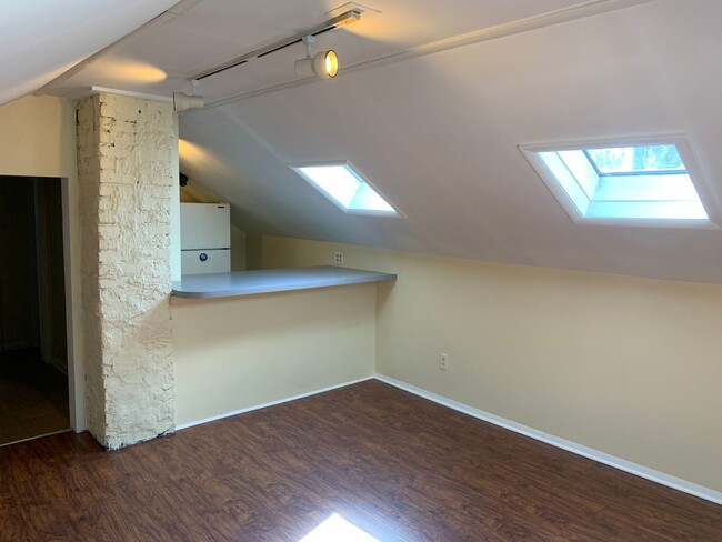 Building Photo - Royal Oak Duplex - Fairgrove