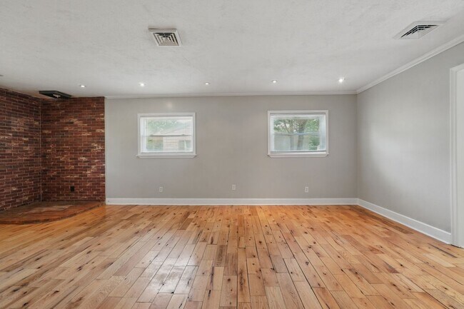 Foto del edificio - 3127 N Riverside Dr