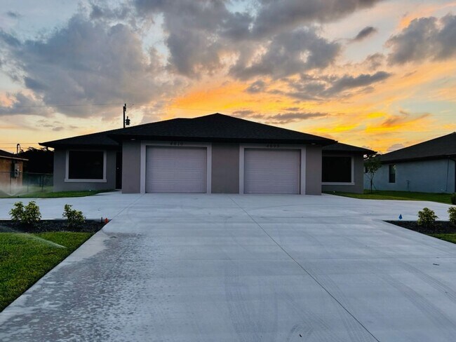Foto del edificio - 4608-4610 SW 8th Ct