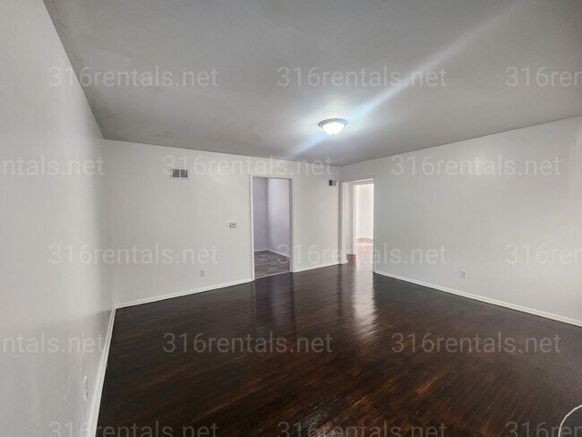 Foto del edificio - $975 - 3 bedroom / 1 bathroom - Single Fam...