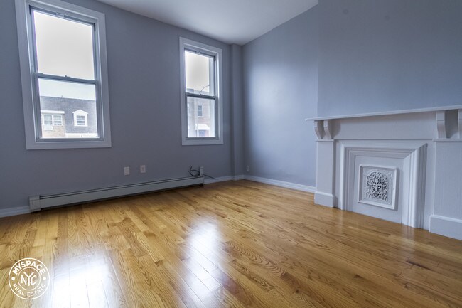 Building Photo - 1118 Halsey St