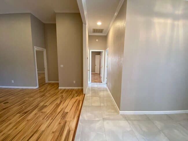 Building Photo - 4801 Richmond Dr