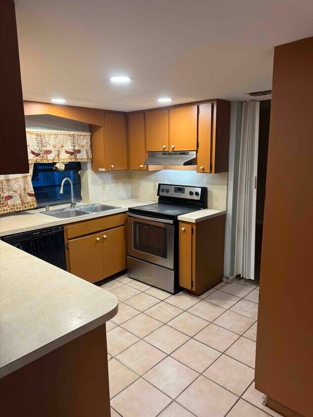 Foto del edificio - 844 Ryanwood Dr