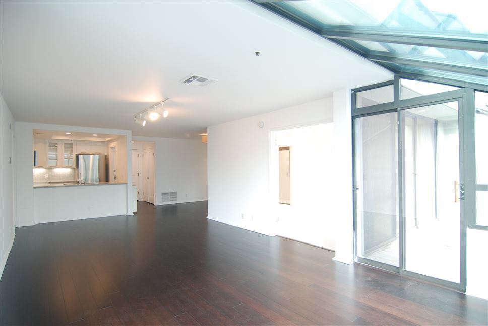 Primary Photo - 880 W 1st St