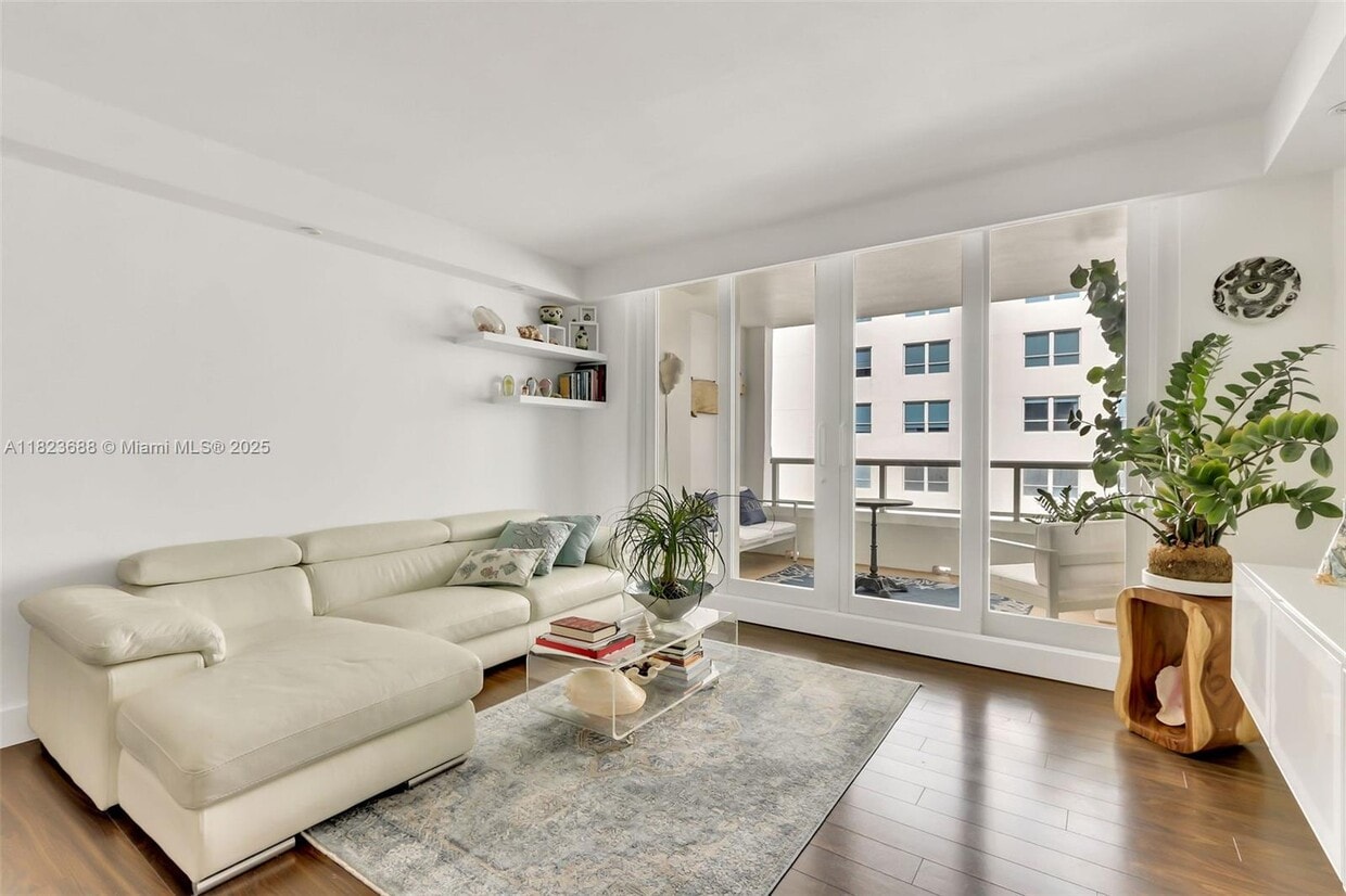 Primary Photo - 5005 Collins Ave