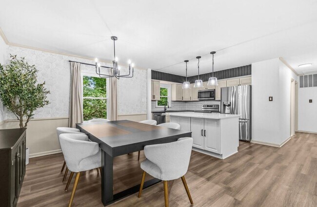 Foto del edificio - 6570 Tip Hill Dr