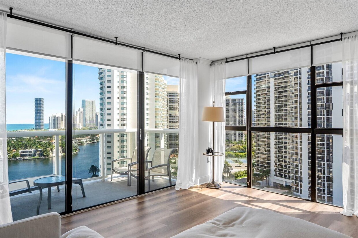 Foto principal - 20515 E Country Club Dr