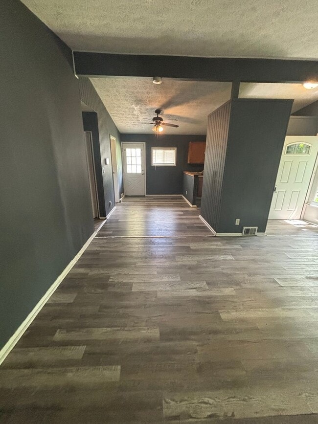 Building Photo - Beautifully Renovated 3 bedroom