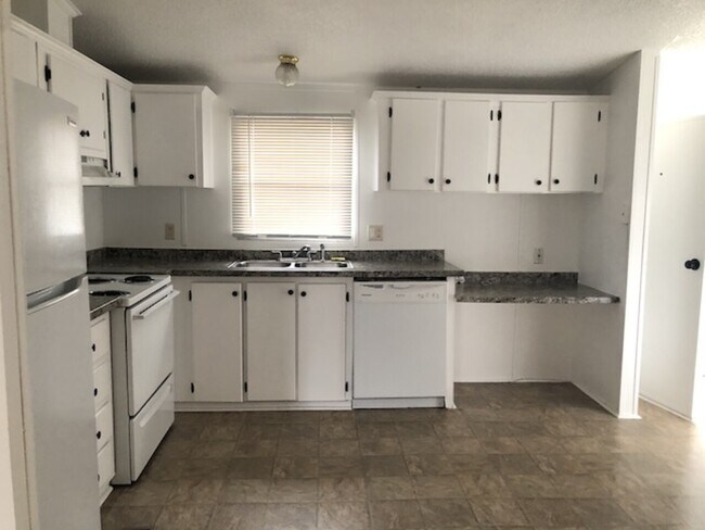 Building Photo - 425 Busy Bee Road