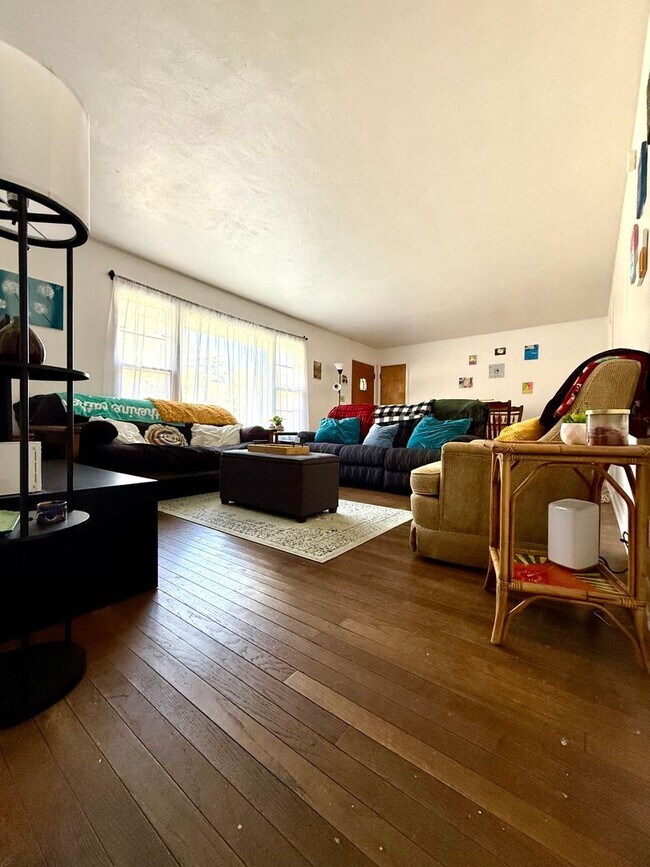 Building Photo - 4 Bedroom Home Avail August 2026!  Monthly...