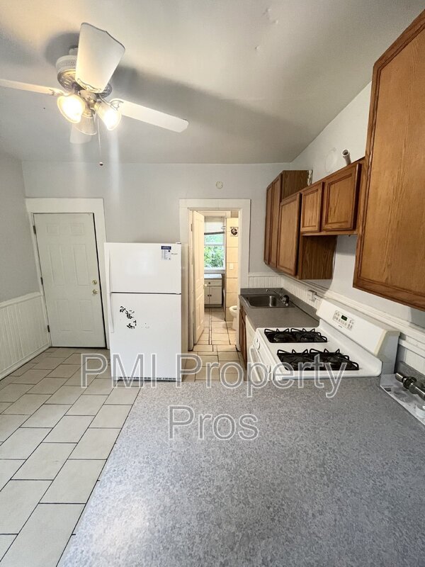 Foto del edificio - 2369 S Howell Ave (Lower)