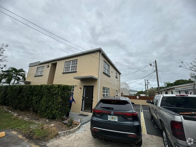 Building Photo - 2015 SW 27th Ave