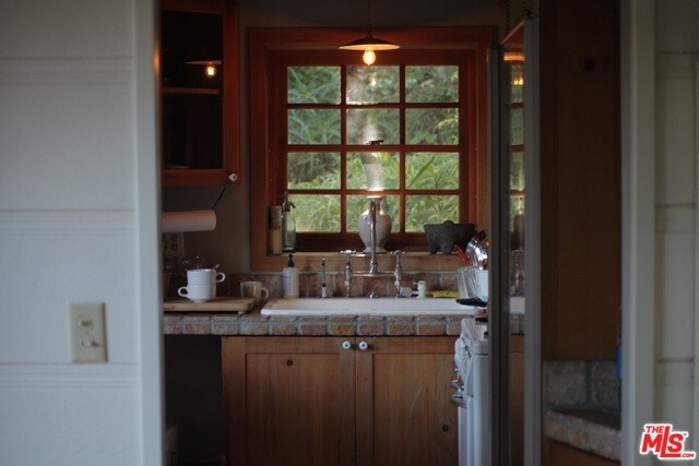 Foto del edificio - 6175 Glen Holly St