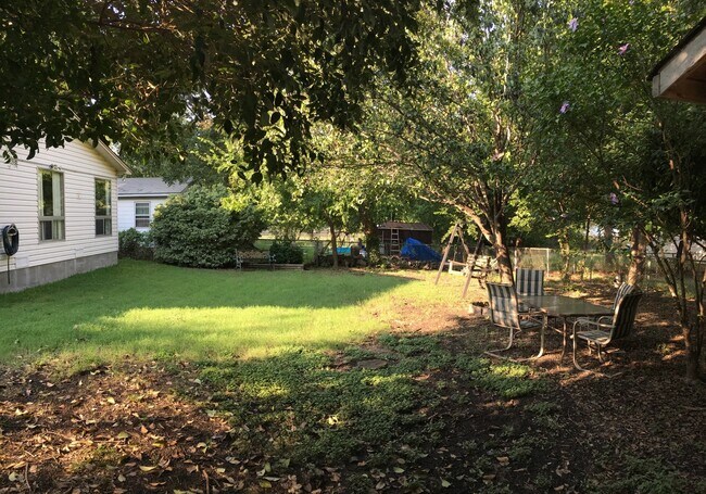 Building Photo - 2 WEEKS FREE RENT + $1,295 - Country living in the heart of Copperas Cove!