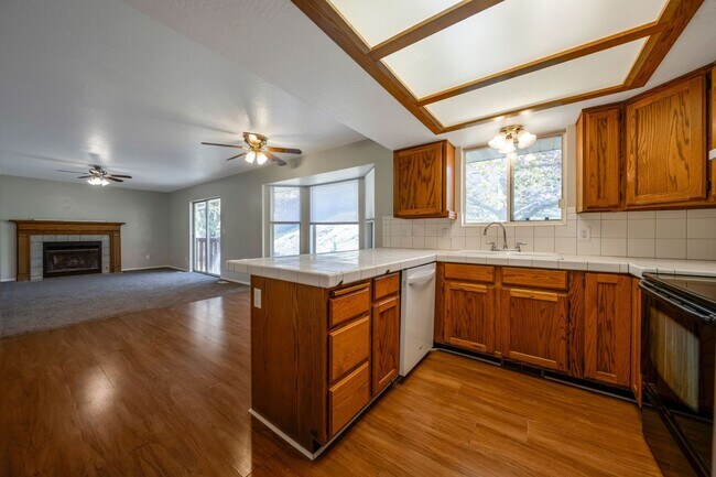 Foto del edificio - Spacious Sandy Rambler w 2 car attached