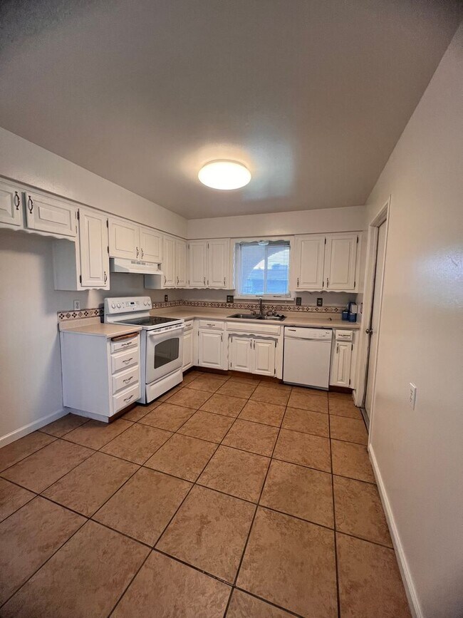 Foto del edificio - 1558 E. KAREN AVE  4 BEDROOM 2.5 BAHTROOMS...