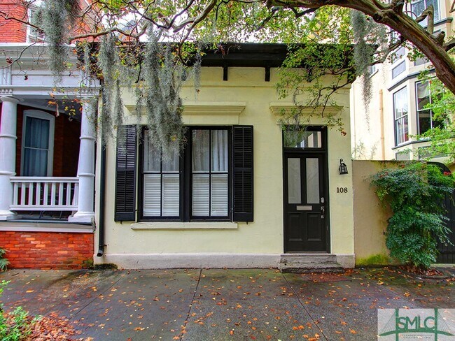 Foto del edificio - 108 E Harris St