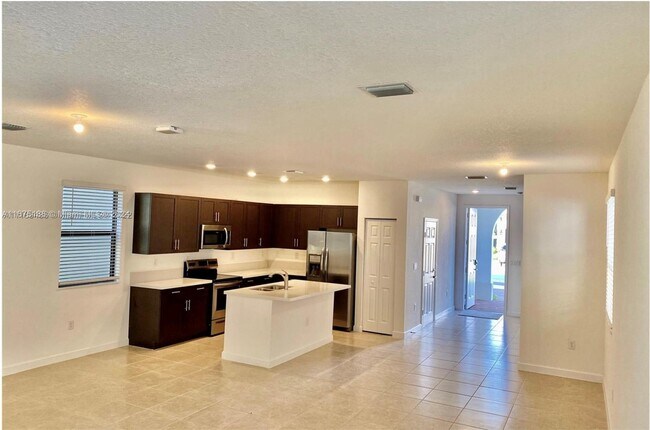 Foto del edificio - 3418 W 110th St