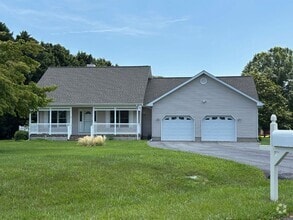 Building Photo - 400 Circle Dr