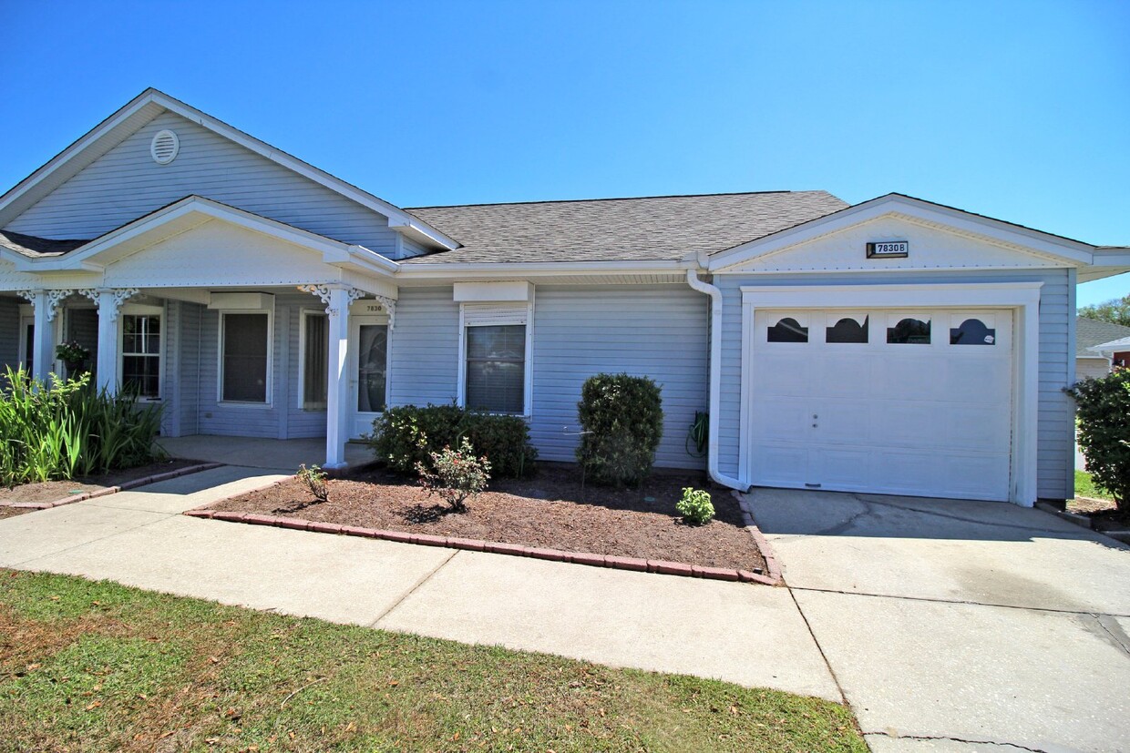 Primary Photo - Accessible & spacious 2 / 2 duplex off Pin...