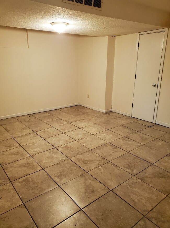 Foto del edificio - 704 Demaret Dr