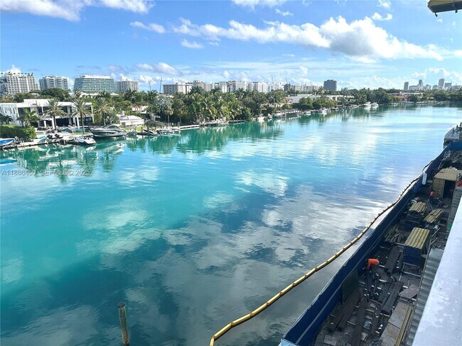 Foto del edificio - 9501 E Bay Harbor Dr