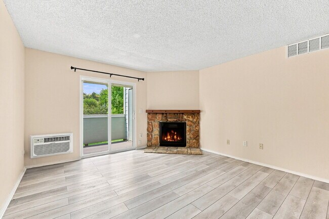 Foto del edificio - $1,440.95 with $300 off the first month's rent, 2 Beds - 1 Bath, Condoi in Aurora with Wall A/C!