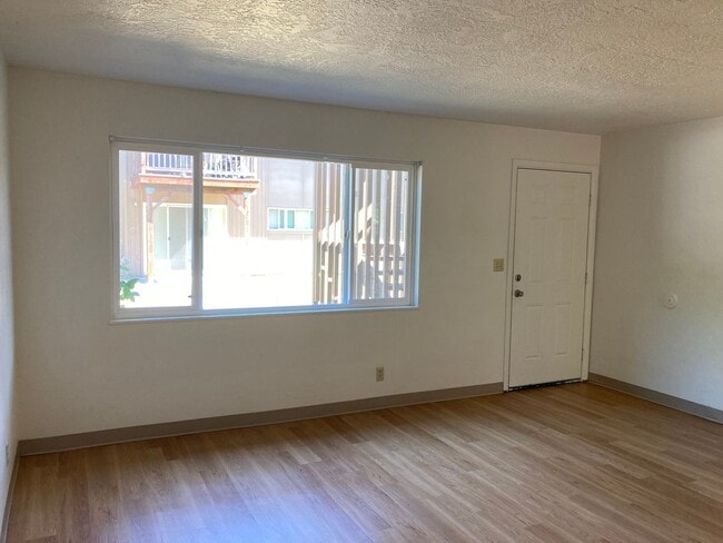 Building Photo - (WLO) 2 Bed/1 Bath Near Campus