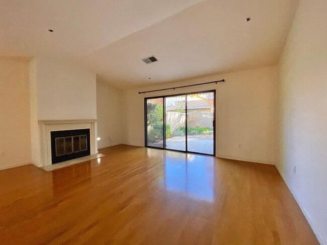 Building Photo - DO NOT DISTURB TENANTS - Spacious Two Bedr...