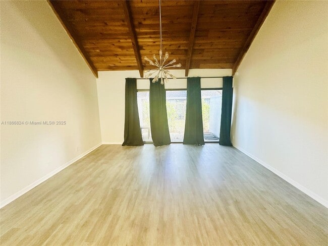 Foto del edificio - 33 Deer Creek Rd