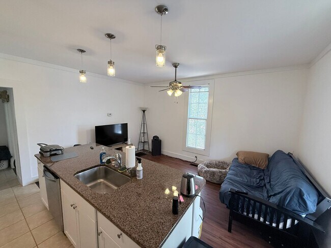 Foto del edificio - Updated Rare Normaltown Find