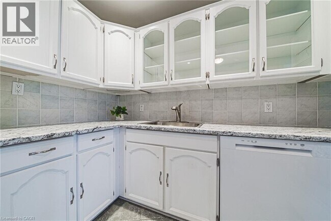 Photo du bâtiment - 5250 Lakeshore Rd.