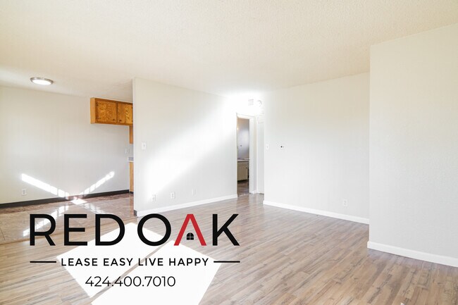 Building Photo - Charming Top Floor Studio with Lots of Nat...