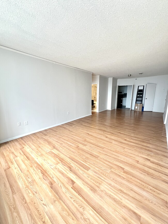 Building Photo - 45 River Dr S