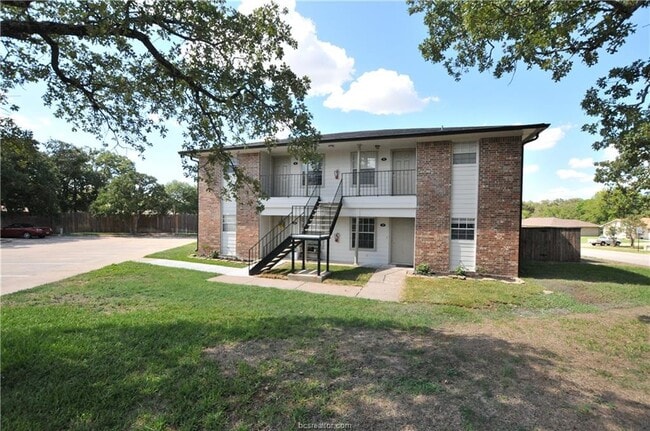 Building Photo - 2100 Southwood Dr