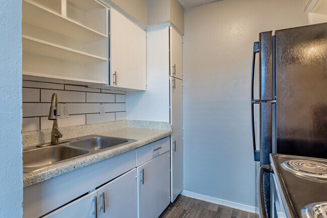 1BR- 1BA - 568 SF - Kitchen - Oak Creek Apartments