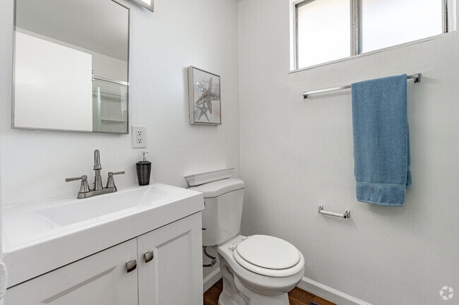 Studio - 605SF - Bathroom - Palm Gate Apartments