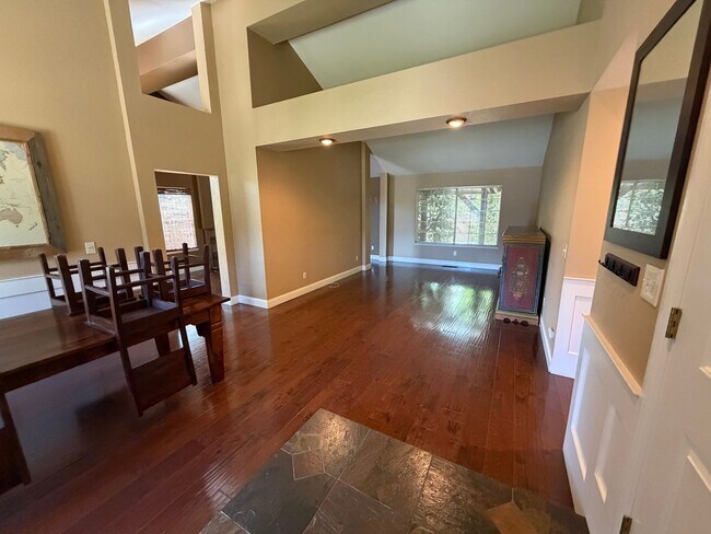 Foto del edificio - 2461 Bay Hill Cir