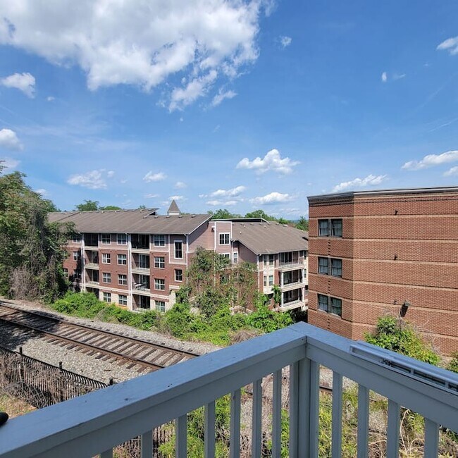 Foto del edificio - 17 Elliewood Ave