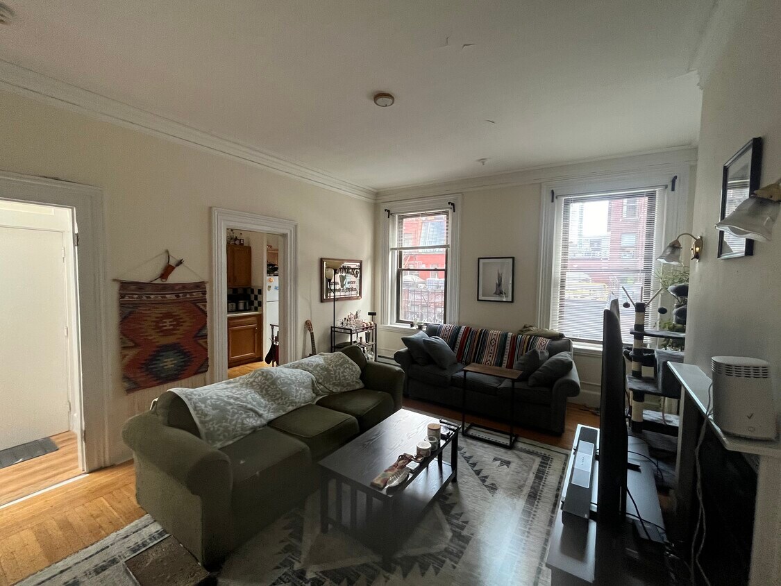 Primary Photo - 130 Newbury St
