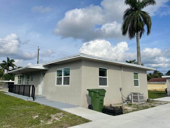 Building Photo - 3890 Lakewood Rd