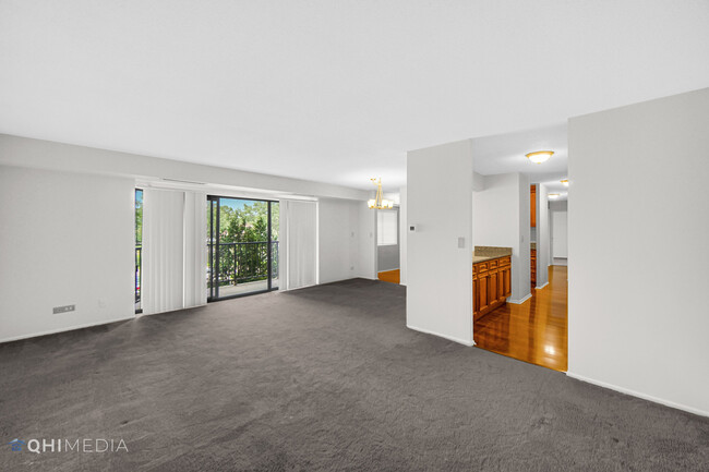 Building Photo - 111 S Baybrook Dr