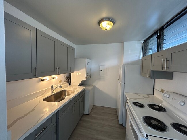 Building Photo - Newly Renovated Spacious Apartment