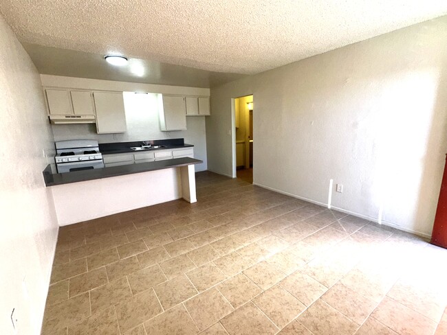 Foto del edificio - 11661-11665 White Ave