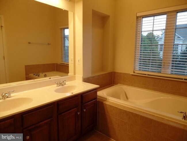 Building Photo - 4631 Carisbrooke Ln